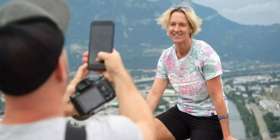 Bundestrainerin Martina Voss-Tecklenburg bei einer Tour durch Grenoble. Foto: Sebastian Gollnow