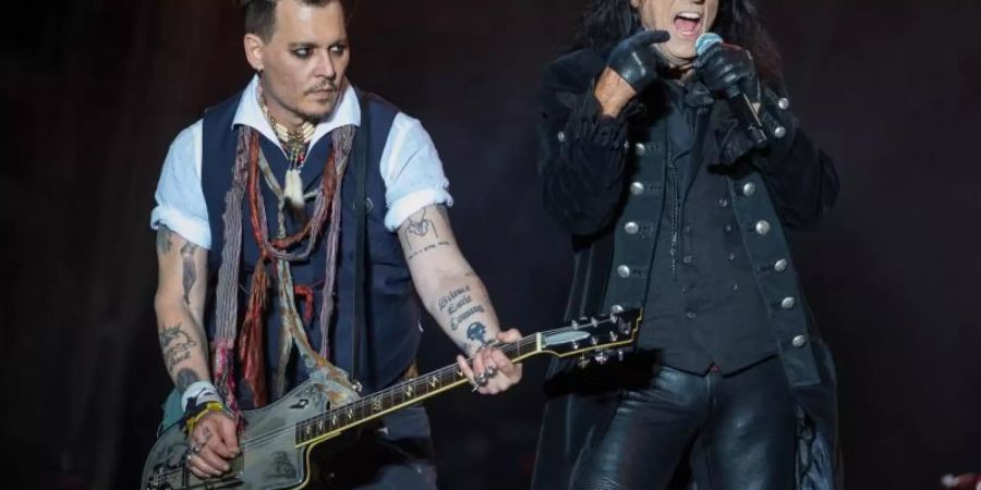 Die Vampire beissen wieder: Johnny Depp (l) und Alice Cooper. Foto: Andreas Arnold