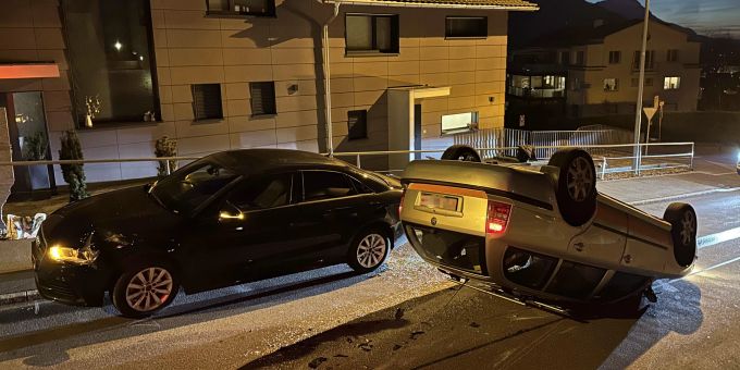 Rickenbach: Auto nach Selbstkollision auf dem Dach gelandet. Rickenbach: Selbstkollision