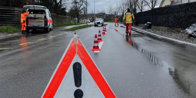 Oetwil am See ZH - Fussgängerin (†35) stirbt nach Unfall im Spital
