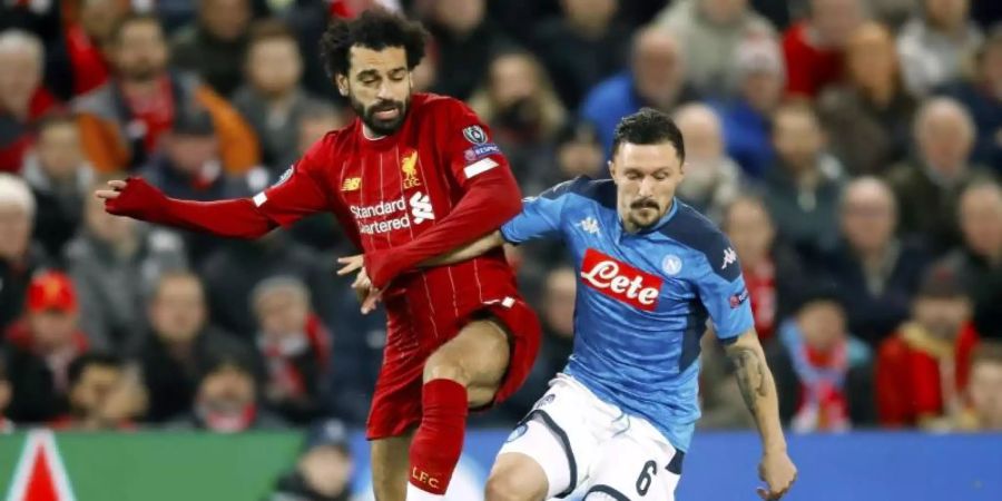 Liverpools Mohamed Salah (l) und Mario Rui aus Neapel kämpfen um den Ball. Foto: Martin Rickett/PA Wire/dpa