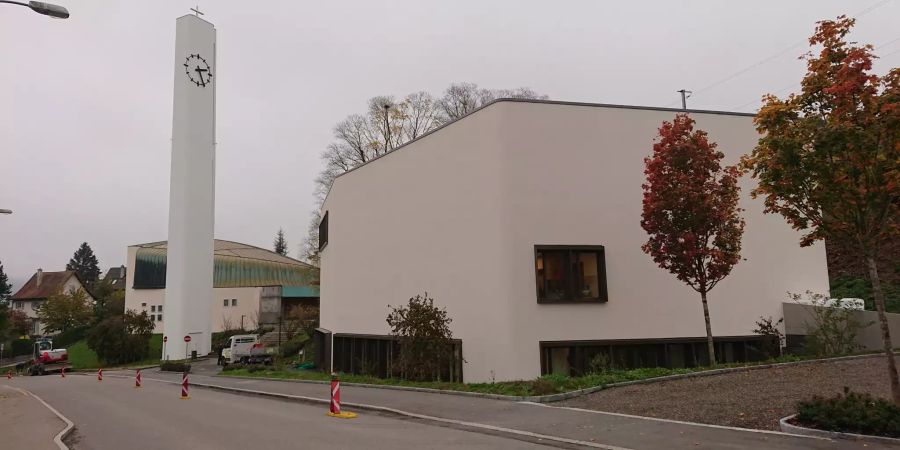 Die kath. Kirche Schlieren mit dem Kirchgemeindehaus.