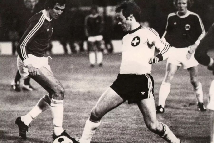 Für die Schweizer Nationalmannschaft läuft Köbi Kuhn insgesamt 63 Mal auf. Auf dem Bild im WM-Qualifikationsspiel Schweiz gegen Norwegen vom 8. September 1976 in Oslo.