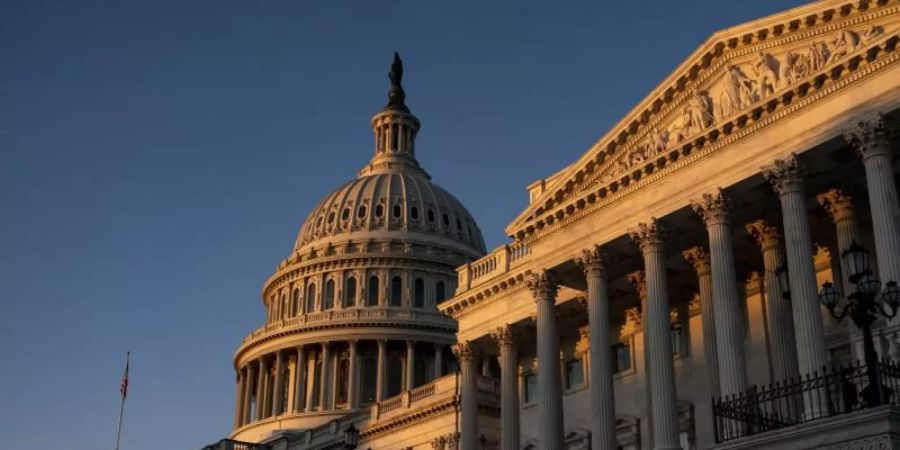 Das Kapitol in Washington im Licht der aufgehenden Sonne. Foto: J. Scott Applewhite/AP/dpa