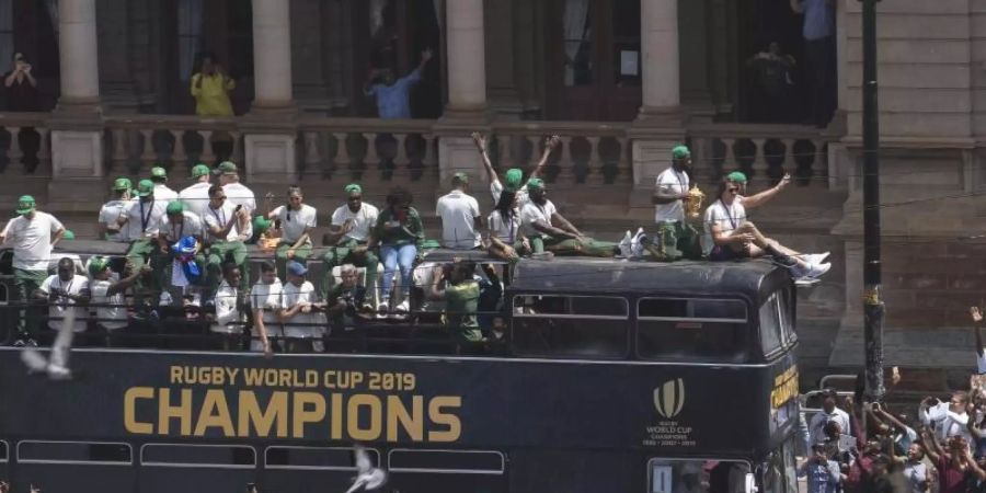 Die Springboks lassen sich in Pretoria von ihren Fans feiern. Foto: Jerome Delay/AP/dpa