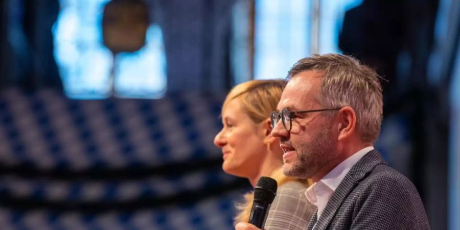 Michael Roth ist Staatsminister im Auswärtigen Amt und hatte sich zuletzt zusammen mit Christina Kampmann (hinten) erfolglos für den SPD-Vorsitz beworben. Foto: Lino Mirgeler/dpa