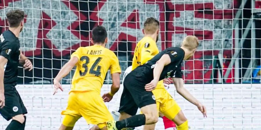 Eintrachts Martin Hinteregger (r) köpft zum 2:0. Foto: Uwe Anspach/dpa