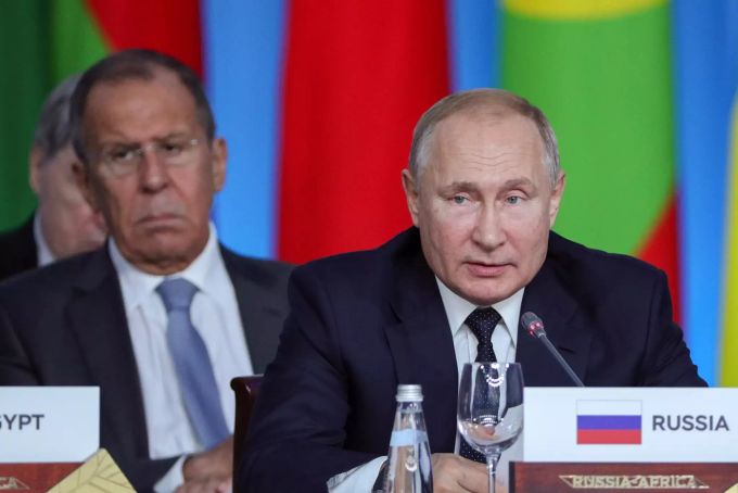 23.10.2019, Russland, Sotschi: Wladimir Putin, Präsident von Russland, und Sergei Lawrow, Aussenminister von Russland, nehmen an einer Plenarsitzung beim Afrika-Russland-Gipfel teil. Foto: Gavriil Grigorov/POOL TASS Host Photo Agency/AP/dpa +++ dpa-Bildfunk +++ Erster Afrika-Russland-Gipfel