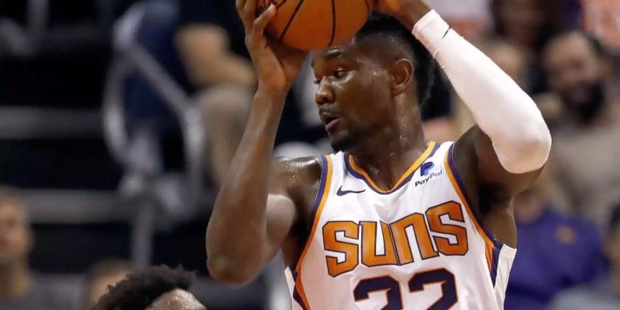 Deandre Ayton (r) von den Phoenix Suns wurde für 25 Spiele gesperrt. Foto: Matt York/AP/dpa