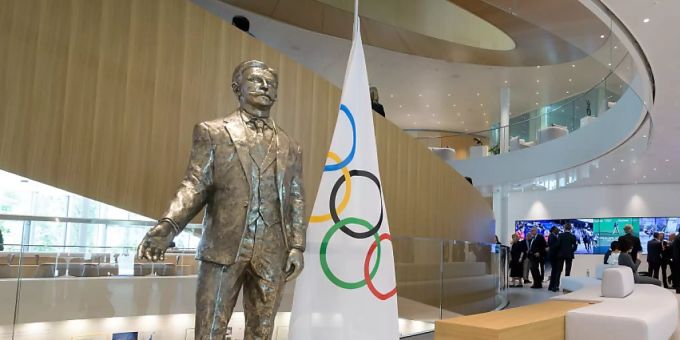 Die Statue von Baron Pierre de Coubertin im IOC-Hauptsitz in Lausanne. pierre de coubertin