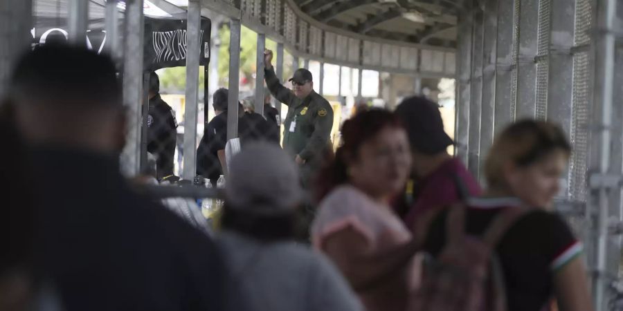 Mexico Migrants Border Bridge