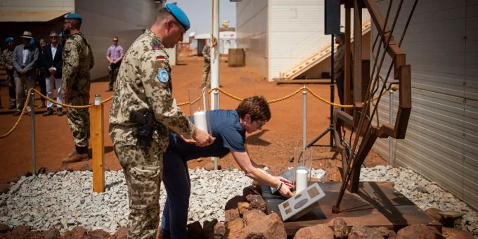 Annegret Kramp-Karrenbauer, Bundesverteidigungsministerin, und der deutsche Kontingentführer in Gao, Oberst Ingo Korzetz, stellen während einer Gedenkandacht an gefallene Soldaten Kerzen bei einem deutsch-niederländischen Gedenkort ab in Gao. Foto: Arne Immanuel Bänsch Vereinte Nationen