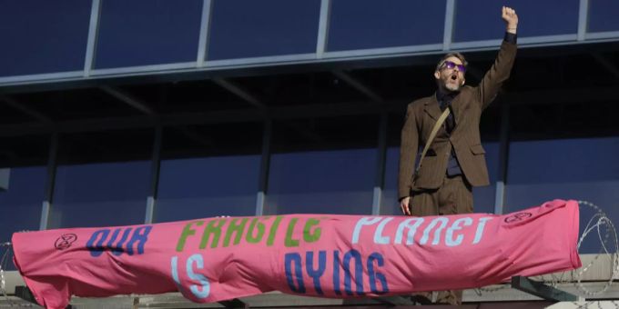 Ein Klima-Rebell an der Blockade des City Airports in London. London