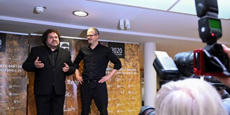 Joern Hinkel (l), Intendant der Bad Hersfelder Festspiele, und der Regisseur und Autor Gil Mehmert stellten den neuen Spielplan vor. Foto: Uwe Zucchi/dpa