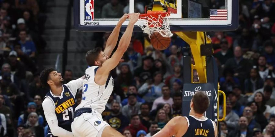 Maxi Kleber (M.) von den Dallas Mavericks beim Dunking. Foto: David Zalubowski/AP/dpa