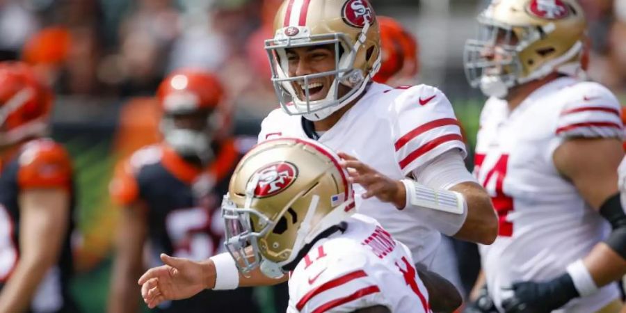 In der NFL weiter auf Siegeszug: Die San Francisco 49ers mit Quarterback Jimmy Garoppolo (M,oben). Foto: Gary Landers/FR171284 AP/dpa