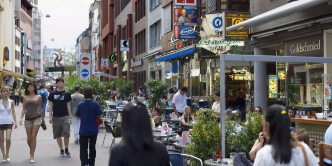 Blick in Richtung Heuwaage: Am Ende der Ausgangsmeile soll ein Hochhaus, dass der Pensionskassen gehört, für Flüchtlinge geräumt werden. basel