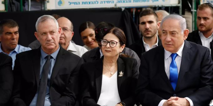 Benny Gantz (l), Kandidat des Oppositionsbündnis Blau-Weiß, Esther Hayut, die Oberste Richterin des Obersten Gerichtshofs Israels, und Benjamin Netanjahu, Ministerpräsident von Israel, nehmen am 19. September 2019 an einer Gedenkfeier für den ehemaligen Präsidenten Peres teil. gantz netanjahu israel