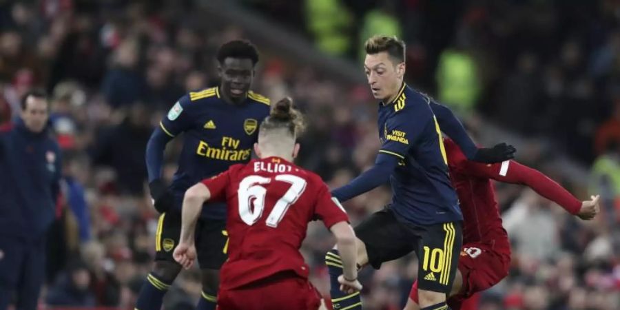 Mesut Özil (r) hatte mit dem FC Arsenal gegen den FC Liverpool im Liga-Pokal das Nachsehen. Foto: Jon Super/AP/dpa