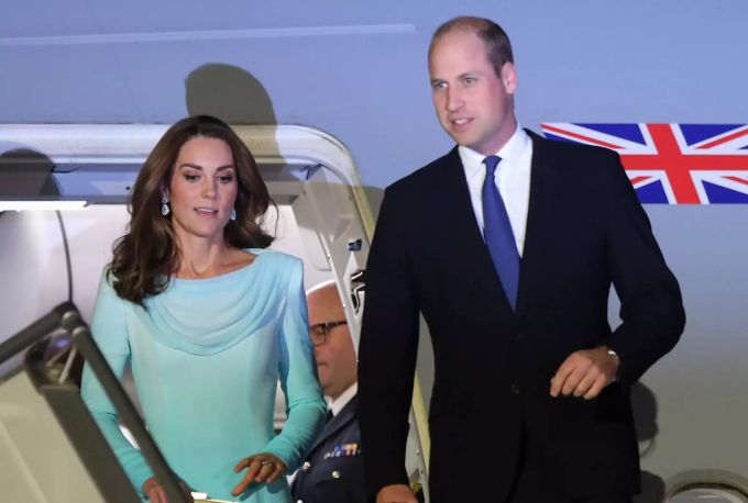 Prinz William und Herzogin Kate kommen an der pakistanische Luftwaffenbasis Nur Khan an. Prinz William und Kate