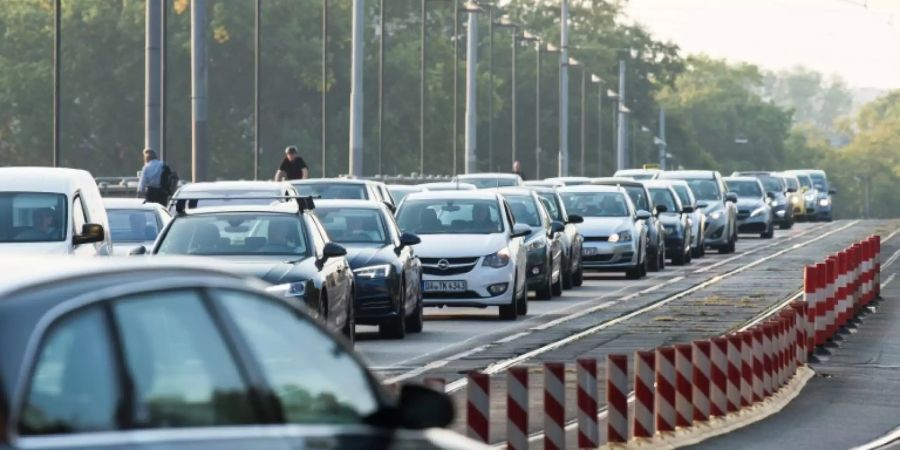 Autos auf einer Brücke in Frankfurt am Main