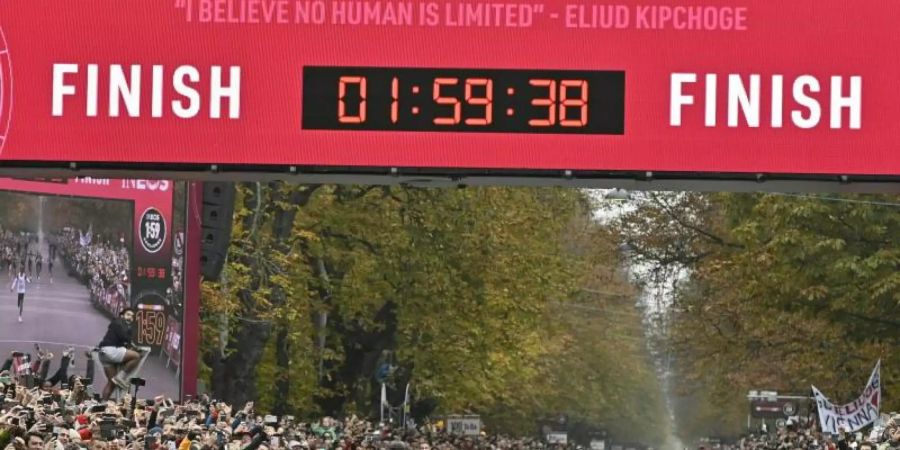 Eliud Kipchoge brauchte für die 42,195 Kilometer 1:59:40 Stunden. Dabei wurde er unter anderem von 41 Tempomachern unterstützt. Foto: Herbert Neubauer/APA/dpa