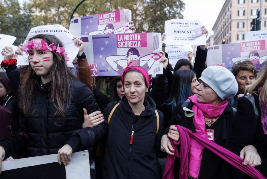 Rom Gewalt Frauen Demonstration