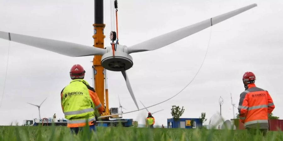 Arbeiter des Windkraftbauers Enercon bei Wartungsarbeiten im niedersächsischen Gestorf. Foto: Julian Stratenschulte/dpa