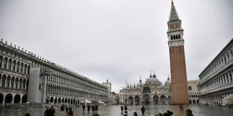 Markusplatz in Venedig unter Wasser