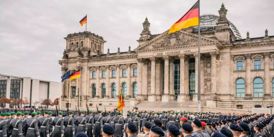 Rekrutinnen und Rekruten der Bundeswehr beim grossen öffentlichen Gelöbnis vor dem Reichstagsgebäude. Foto: Michael Kappeler/dpa