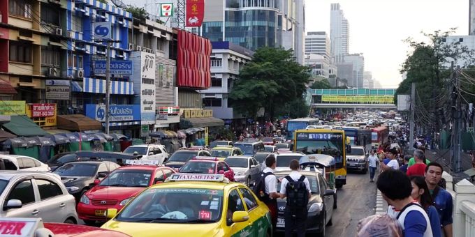 Die Verkehrssicherheit in Thailand lässt zu wünschen übrig. Noch immer sterben enorm viele Menschen bei Unfällen im Strassenverkehr. Verkehr Thailand