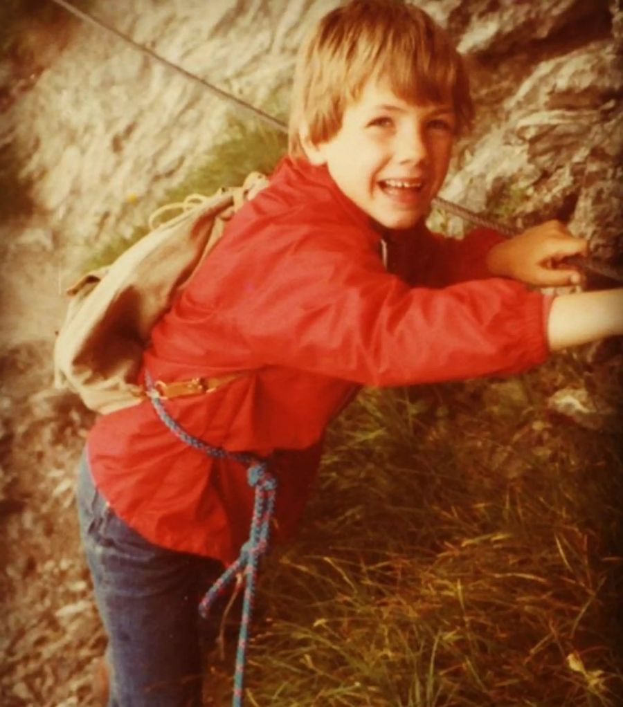 «Mythen-Bergtour mit Papi, 1986. Mit meinem Kinderbild mache ich mich für Kinderrechte stark! Mach mit und kämpfe für die Rechte der Kinder - auch für jene, die nicht gesehen, nicht gehört und nicht erreicht werden können», so Manuel Burkart.