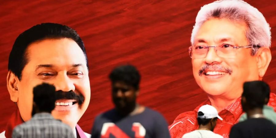 Plakat mit Mahinda (l.) und Gotabaya Rajapaksa