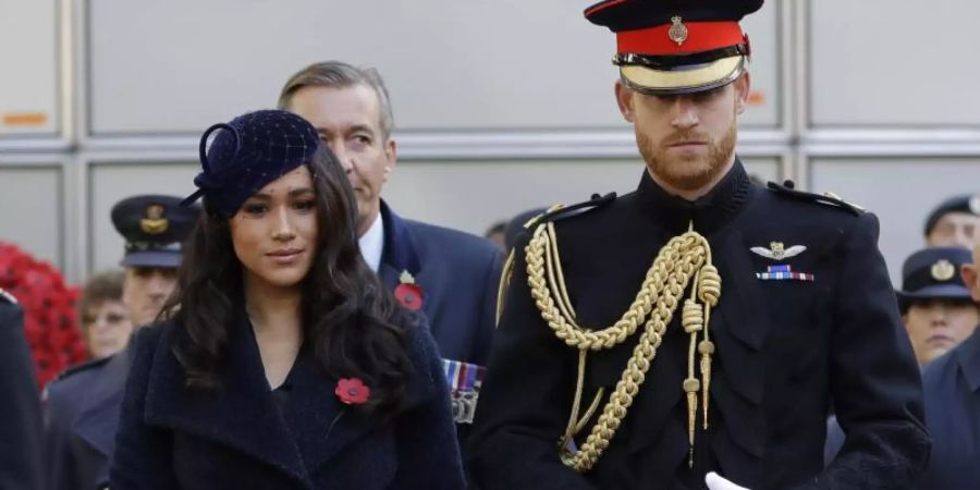 Meghan (l), Herzogin von Sussex, und der britische Prinz Harry, Herzog von Sussex, besuchen die Gedenkstätte «Field of Rememberance» an der Westminster Abbey. Foto: Kirsty Wigglesworth/AP POOL/dpa