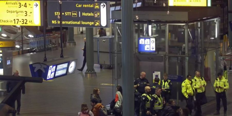 Polizisten am Mittwochabend bei dem Einsatz am Flughafen Schiphol. Foto: Peter Dejong/AP/dpa