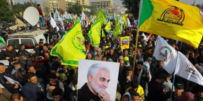 Anhänger des getöteten iranischen Generals Ghassem Soleimani nehmen onj Bagdad an einem Trauerzug teil. Foto: Ameer Al Mohmmedaw/dpa Ghassem Soleimani