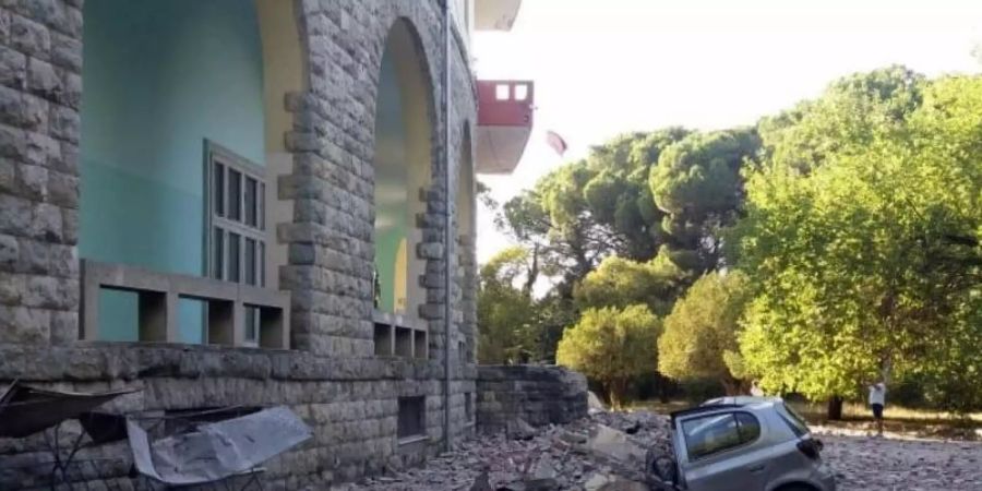 Ein beschädigtes Auto liegt nach einem Erdbeben unter den Trümmern eines Gebäudes in Tirana. Foto: AP