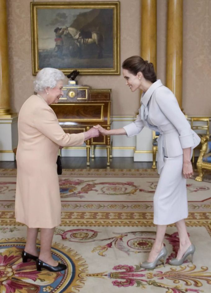 Die Queen begrüsst 2014 Schauspielerin Angelina Jolie im Buckingham Palast. Ob Jolie mit der Monarchin auf einen Schlemmertrunk in der hauseigenen Bar ging? queen buckingham palast