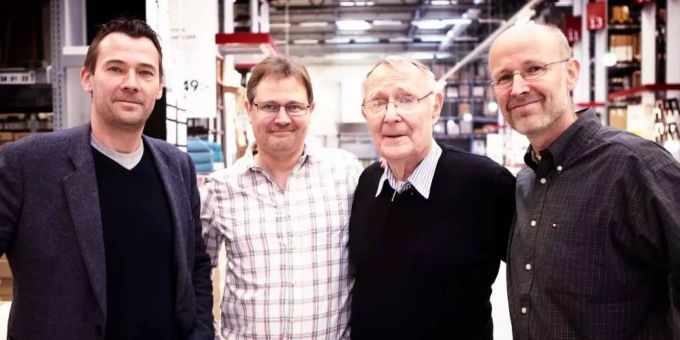 Ikea-Gründer Ingvar Kamprad (†) mit seinen Söhnen Jonas (l.), Mathias (2.v.l.) und Peter (r.). Die Familie Kamprad bleibt reich. Sie hält seit 18 Jahren ununterbrochen die Spitze der 300 Reichsten der Schweiz an. 300 reichsten der schweiz
