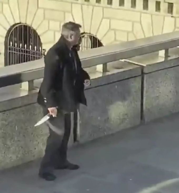 Ein Passant hält nach der Attacke in London ein Messer in der Hand. Passant