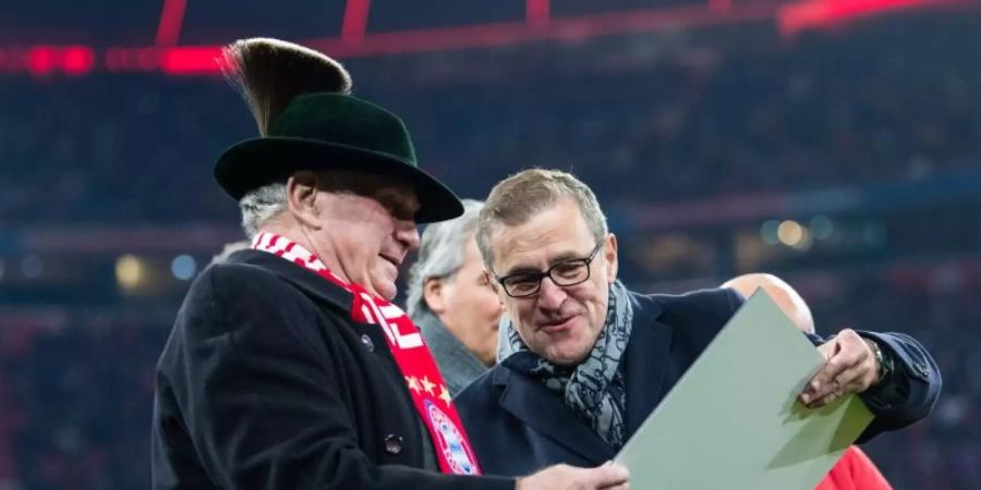Uli Hoeness wurde vor dem Leverkusen-Spiel von Herbert Hainer (r) geehrt. Foto: Matthias Balk/dpa