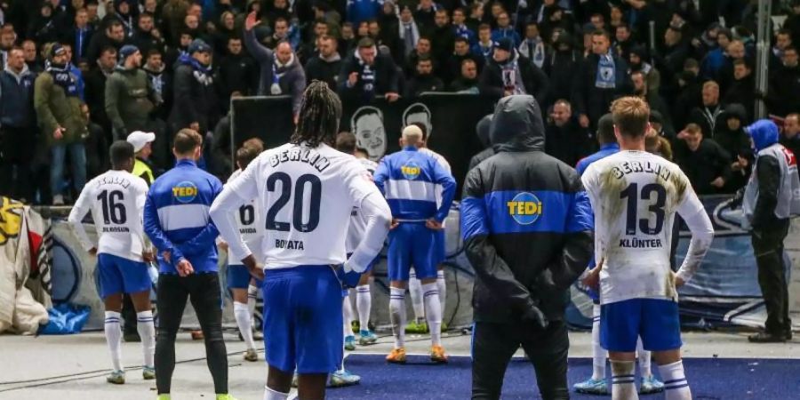 Die Hertha-Profis mussten sich nach der Heimpleite gegen Leipzig gegenüer ihren Fans erklären. Foto: Andreas Gora/dpa