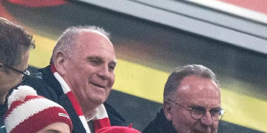 Uli Hoeness (l) und Karl-Heinz Rummenigge verfolgen den Sieg des FC Bayern. Foto: Matthias Balk/dpa