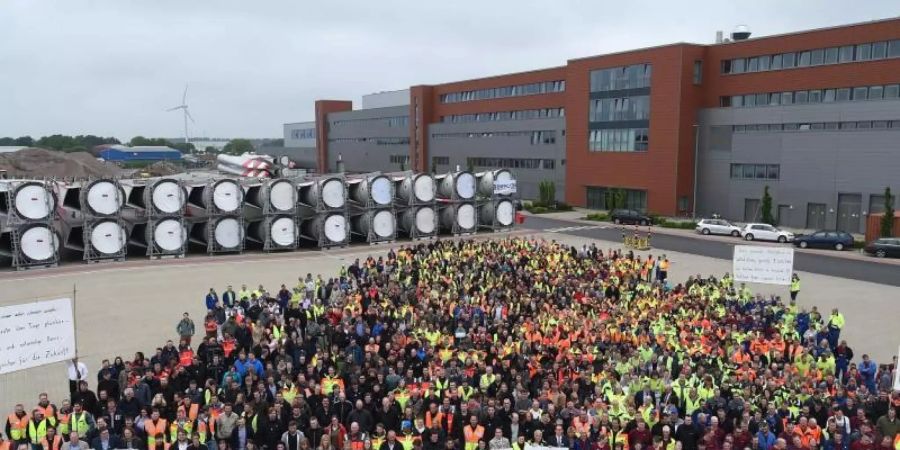 Sie haben es kommen sehen: Bereits im Mai 2016 beteiligten sich Enercon-Beschäftigte mit dem Slogan «Energiewende Retten» an der bundesweiten Warnminute «5 vor 12». Foto: Carmen Jaspersen/dpa