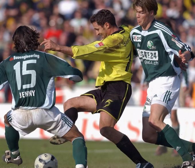 Thomas Häberli kämpft für YB gegen die St. Galler Pascal Jenny und Philippe Montandon am 20. März 2005 um den Ball. yb st. gallen