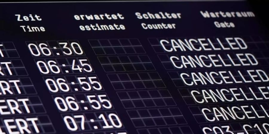 Eine Anzeigetafel auf dem Kölner Flughafen zeigt annullierte Flüge der Fluggesellschaft Germanwings. Foto: Henning Kaiser/dpa