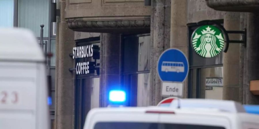 Grosseinsatz nach dem Raubüberfall auf ein Café am Checkpoint Charlie in Berlin. Foto: Kay Nietfeld/dpa