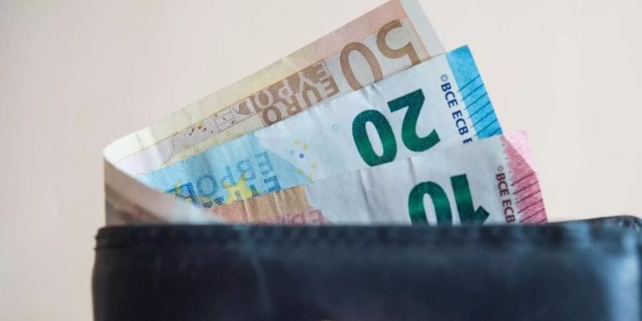 Konjunkturexperten prognostizieren, dass die meisten Verbraucher auch im Jahr 2020 mehr Geld zur Verfügung haben werden. Foto: dpa