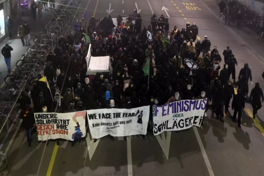 Um 22:30 Uhr zogen die mehrheitlich Vermummten Demonstranten in Richtung Bubenbergplatz.