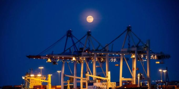 Containerterminal in Hamburg Handel